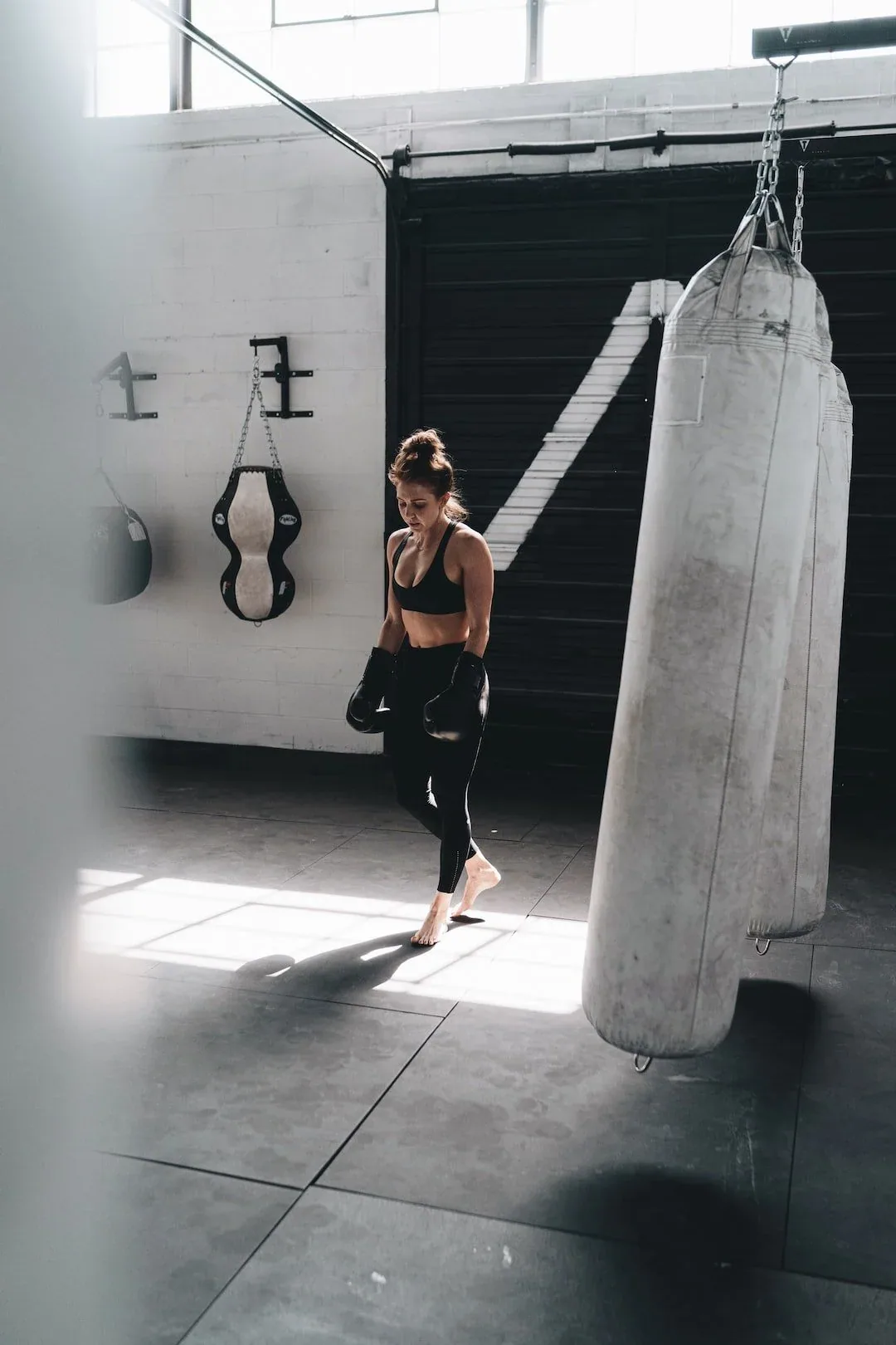 Une boxeuse professionnelle qui va recevoir un massage sportif
